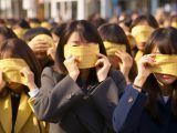 街中で、目隠しされる女性　群馬県　館林市　2024年10月16日