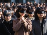 街中で、目隠しされる女性　青森県　八戸市　2024年03月20日