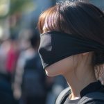 街中で、目隠しされる女性　長野県　松本市　2025年10月17日