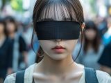 街中で、目隠しされる女性　秋田県　横手市　2026年01月18日