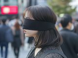街中で、目隠しされる女性　埼玉県　草加市　2026年04月24日